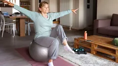 Bästa övningarna för seniorer: förbättra balans och rörlighet i ditt eget hem